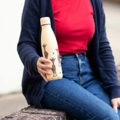 Eco Chic Beige Giraffe 500ml Thermal Drinks Bottle -Campus Gifts Sales t37 eco chic beige giraffe 500ml thermal drinks bottle lifestyle 1