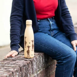 Eco Chic Beige Giraffe 500ml Thermal Drinks Bottle -Campus Gifts Sales t37 eco chic beige giraffe 500ml thermal drinks bottle lifestyle 2
