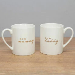 Widdop & Co Bambino New Mummy & Daddy Mugs -Campus Gifts Sales widdop co cg1321 new mummy daddy mug pair 2