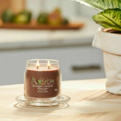 Yankee Candle Praline & Birch Signature Medium Jar Candle 8 Yankee Candle Praline & Birch Signature Medium Jar Candle -Campus Gifts Sales yankee candle 1630021e praline birch signature medium jar candle lifestyle 2